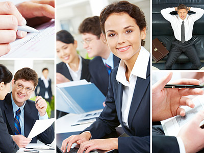 Büroszene mit mehreren Personen in formeller Kleidung, die an einem Tisch arbeiten, lächeln und Dokumente besprechen.